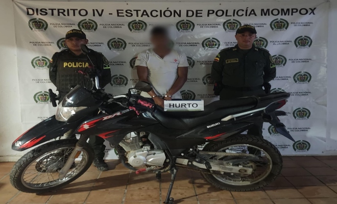 fotografía donde se muestra el capturado y la motocicleta incautada 