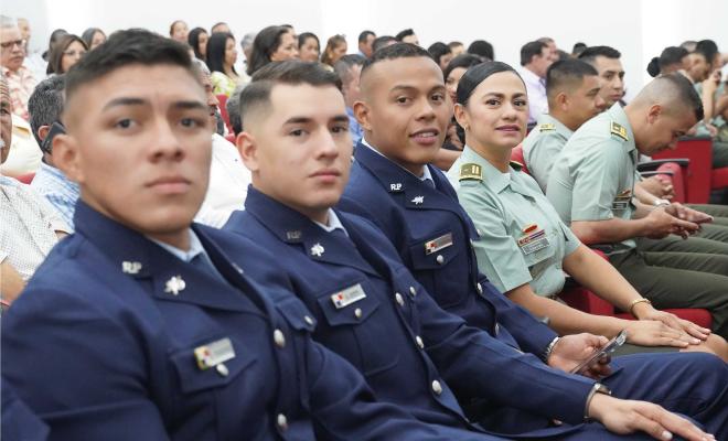 4 funcionarios de la SENAN Panama culminaron estudios como técnicos aeronáuticos de la Escuela de Aviación Policial