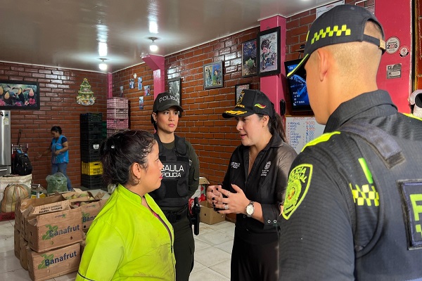Dos Policías, funcionaria de la alcaldía y una ciudadana
