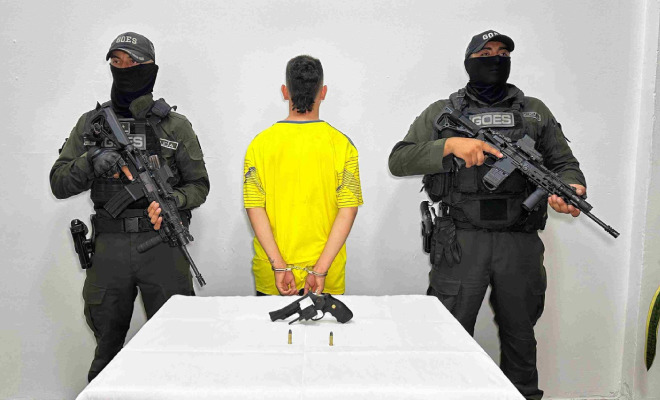 Hombre capturado en medio de dos Policías