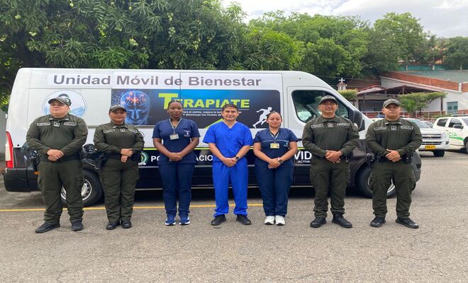 Funcionario policial recibe atención en la Unidad Móvil de Bienestar.