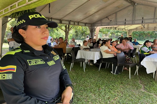 Una uniformada comparte con madres líderes reunidas