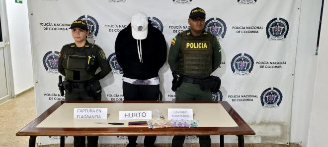 Persona capturada-policías custodiando 