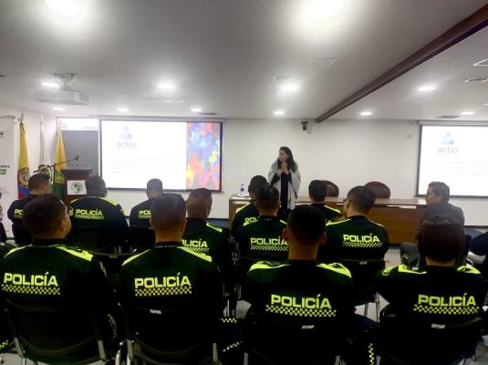 imagen de una de las ponentes dirigiéndose al publico  Taller “comunicar investigación