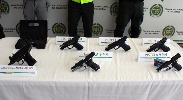 Cinco-pistolas-una-sub-ametralladora-cerca-de-200-cartuchos-y-una-motocicleta-le-fueron-incautadas-dos