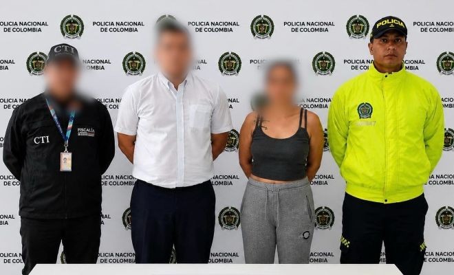 dos personas capturadas, un funcionario del CTI y un policía