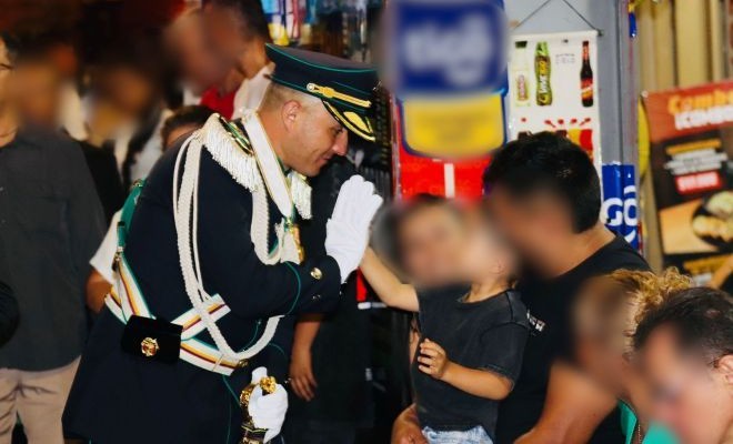 Comandante de la policía risaralda y la comunidad en un desfile de semana santa