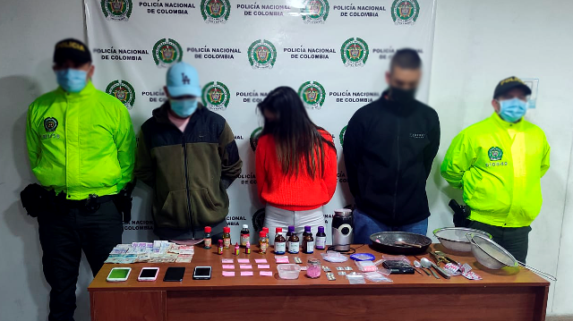 3 personas capturadas-policías custodiando-alucinógenos incautados