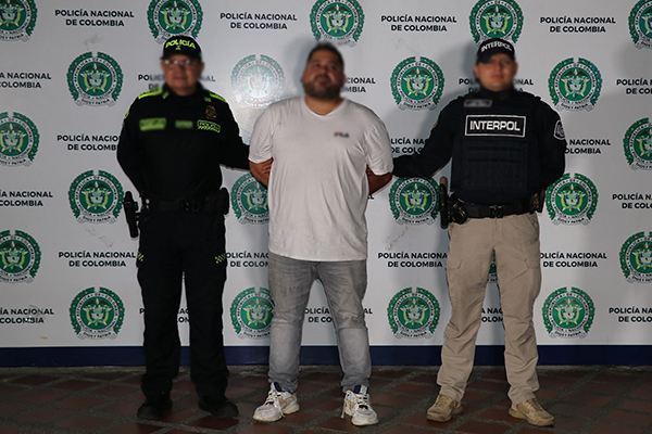 Dos policías con un capturado 