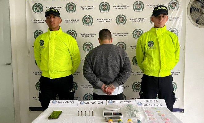 La persona capturada es judicializada por los delitos de tráfico de estupefacientes y armas de fuego