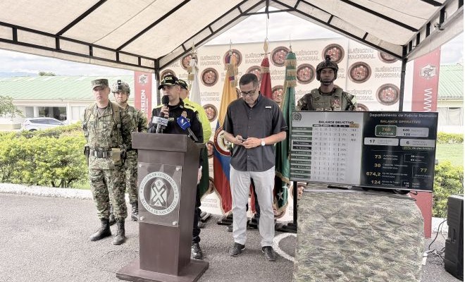 dos policías, tres integrantes del ejército y el secretario de gobierno de risaralda 