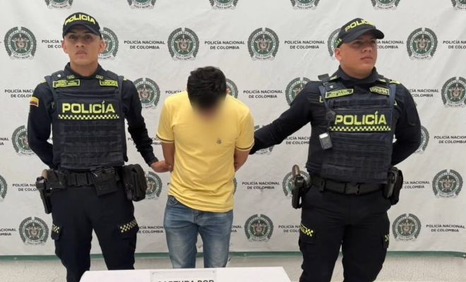 dos policias captores y un ciudadano capturado