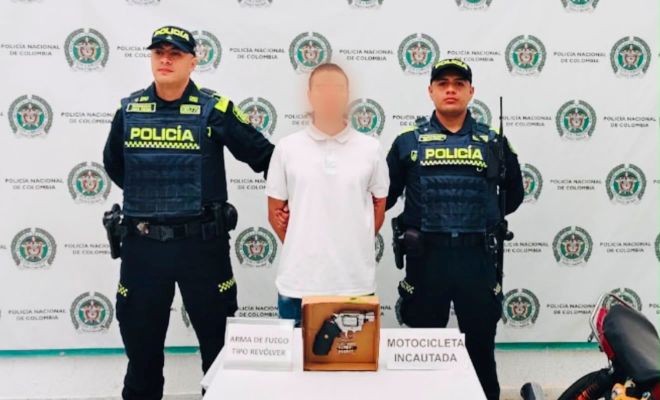 dos polic&iacute;as captores, un ciudadano capturado, un arma de fuego y una motocicleta incautadas
