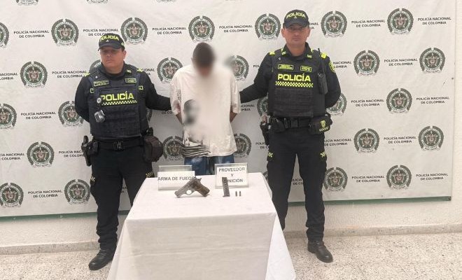 una persona capturada, dos policías captores y un arma de fuego incautada