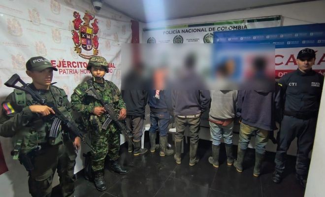 cinco capturados, un funcionario de la fiscalía, uno del ejército y uno de la policía nacional