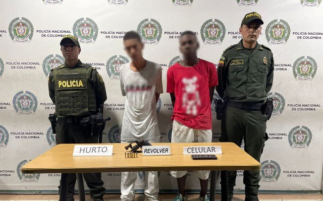 Persona capturada,policías custodiano