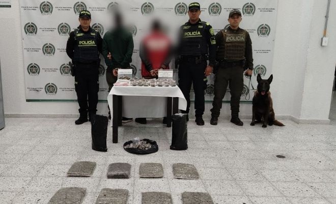 dos personas capturadas, dos policías que efectuaron la captura y un canino