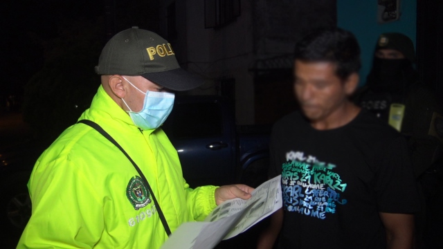 Policía leyendo derechos del capturado