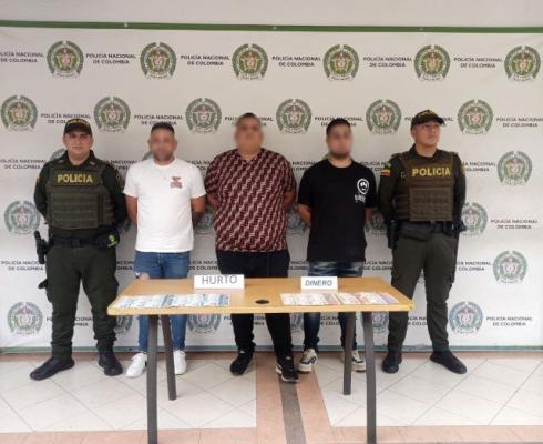 Tres hombres son capturados por hurtar un empleado de una empresa de alimentos