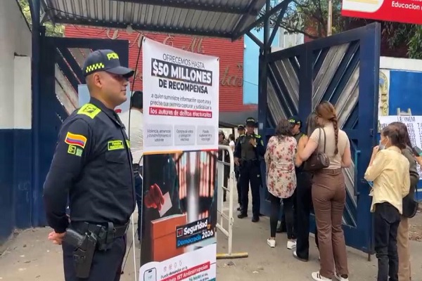 Uniformados de la Policía Nacional acompañan la jornada electoral