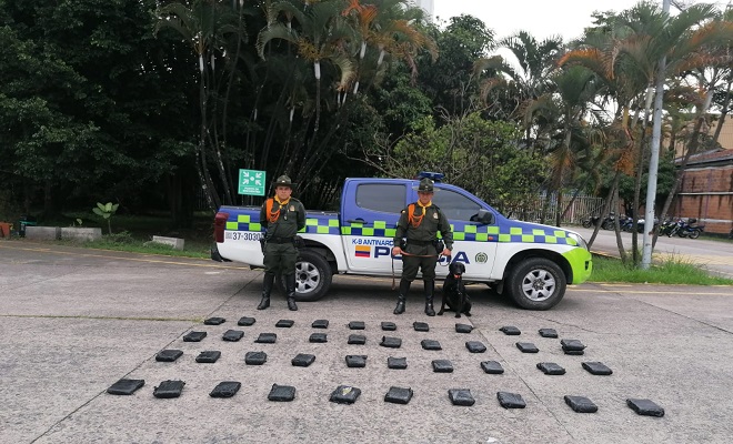 Elementos incautados-policías custodiando
