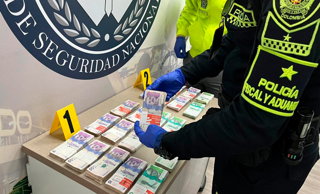 Un policía revisando billetes incautados 