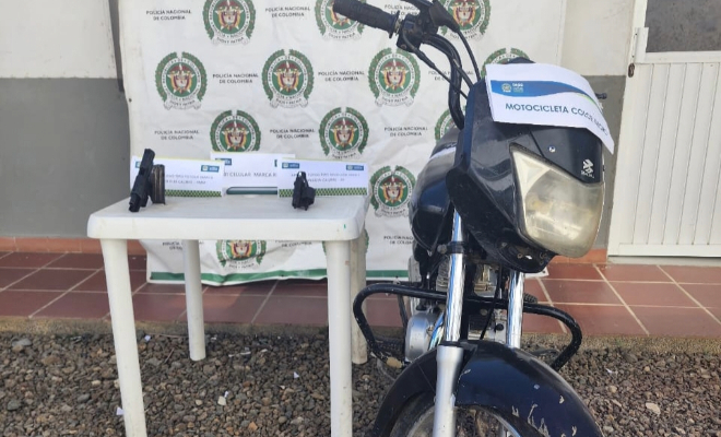 Incautación de dos armas de fuego, un celular y una motocicleta.