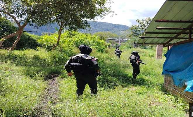 Dos uniformados del GOES realizando intervención en un laboratorio para el procesamiento de cocaína 