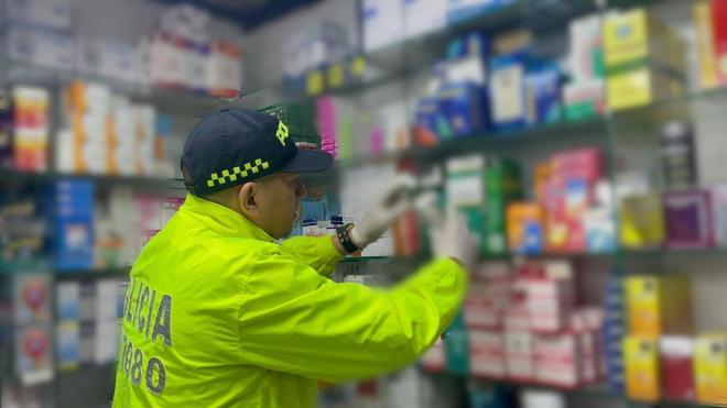 un polic&iacute;a revisando medicamentos