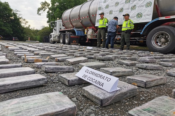 En caleta adherida a la parte trasera del remolque de un camión fueron hallados 300 kilos de estupefacientes 