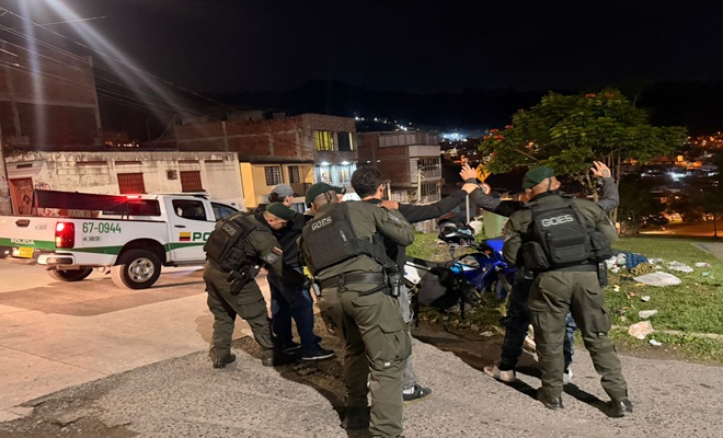 policias_realizan_registros_a_ciudadanos 
