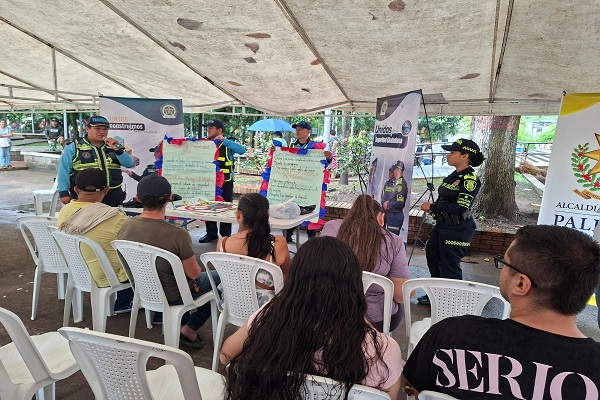Policía y tres autoridades de transito brindando capacitación a la ciudadania