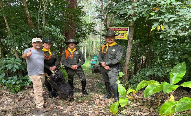 Uniformados y campesinos en zona rural resaltando la importancia de las abejas 