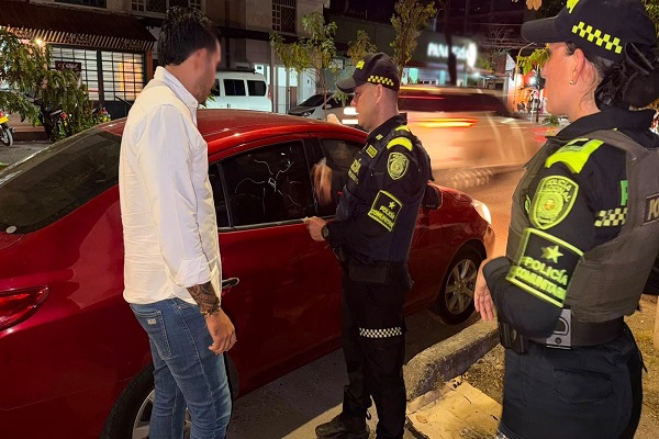 Dos Policías brindan recomendaciones para prevenir el hurto a vehículos