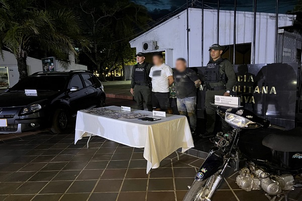 Dos Polic&iacute;as con dos capturados, veh&iacute;culo y motocicleta incautadas