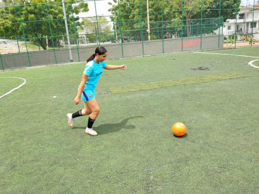 Jugando fútbol