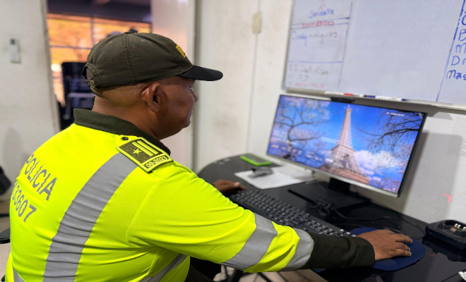 Un policía realizando vigilancia y supervisión desde el centro de control  