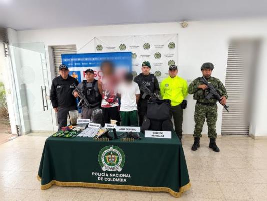 Cuatro diligencias de registro y allanamiento permitieron incautar armas, municiones, estupefacientes y un chaleco antibalas, además de recuperar una motocicleta. Uno de los capturados era requerido por el delito de fuga de presos.