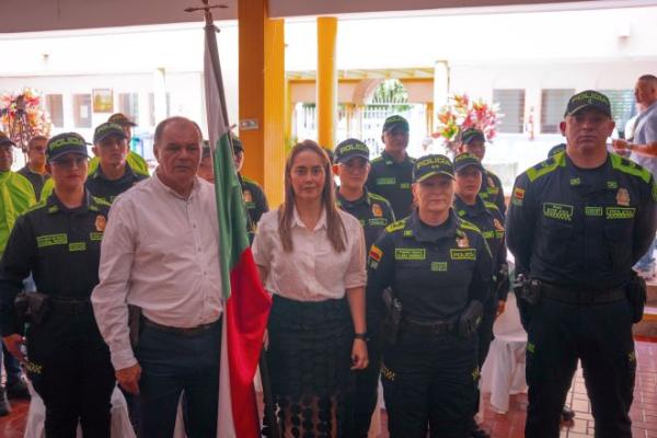 Policía nacional al lado de la alcaldesa secretario de gobierno