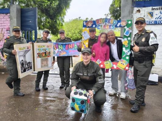 la policía nacional al lado de un padre de familia su hija