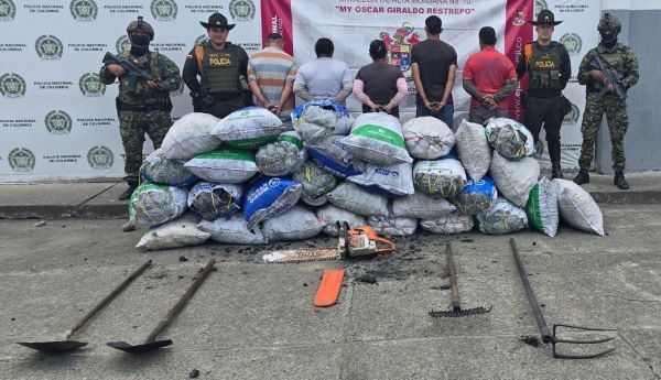 La Policía Nacional ejercito al lado de cinco personas capturadas 