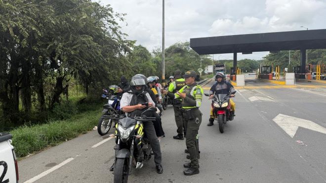 la policía realizando registro de control a los moteros