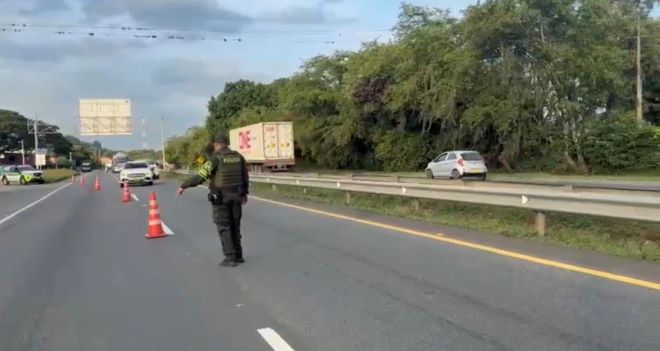 La Policía realizando registro en las vías