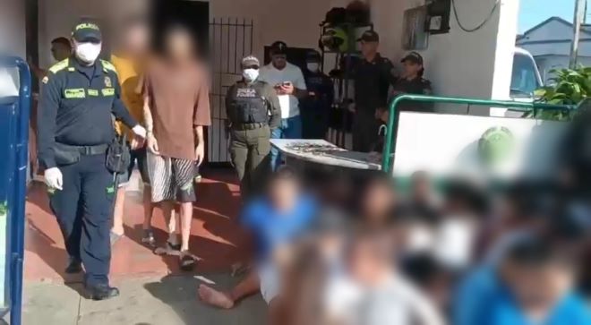 policías realizando registros en centros carcelarios