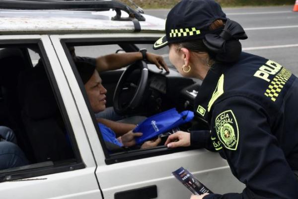 La señora brigadier general al lado de una ciudadana 