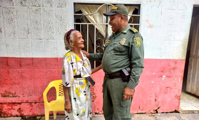 La señora Paulina Perea Salcedo con el comandante de la Estación de Policía