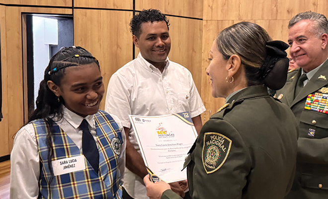 Reconocimiento escritores libro colegios de la Policía