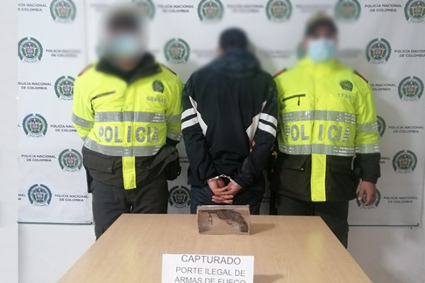 Portaba un arma de fuego tipo revolver, sin el respectivo permiso