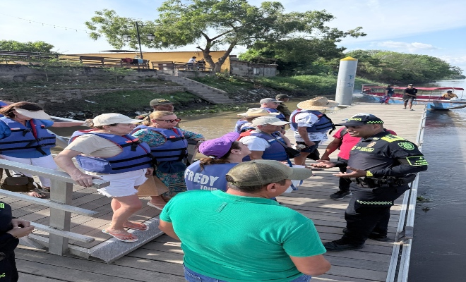 los policías conversan con comerciantes