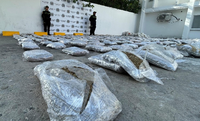 Marihuana incautada presentada en el suelo